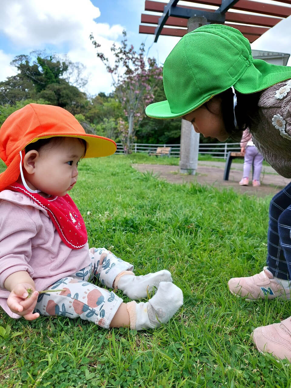 自然の中で触れ合う園児