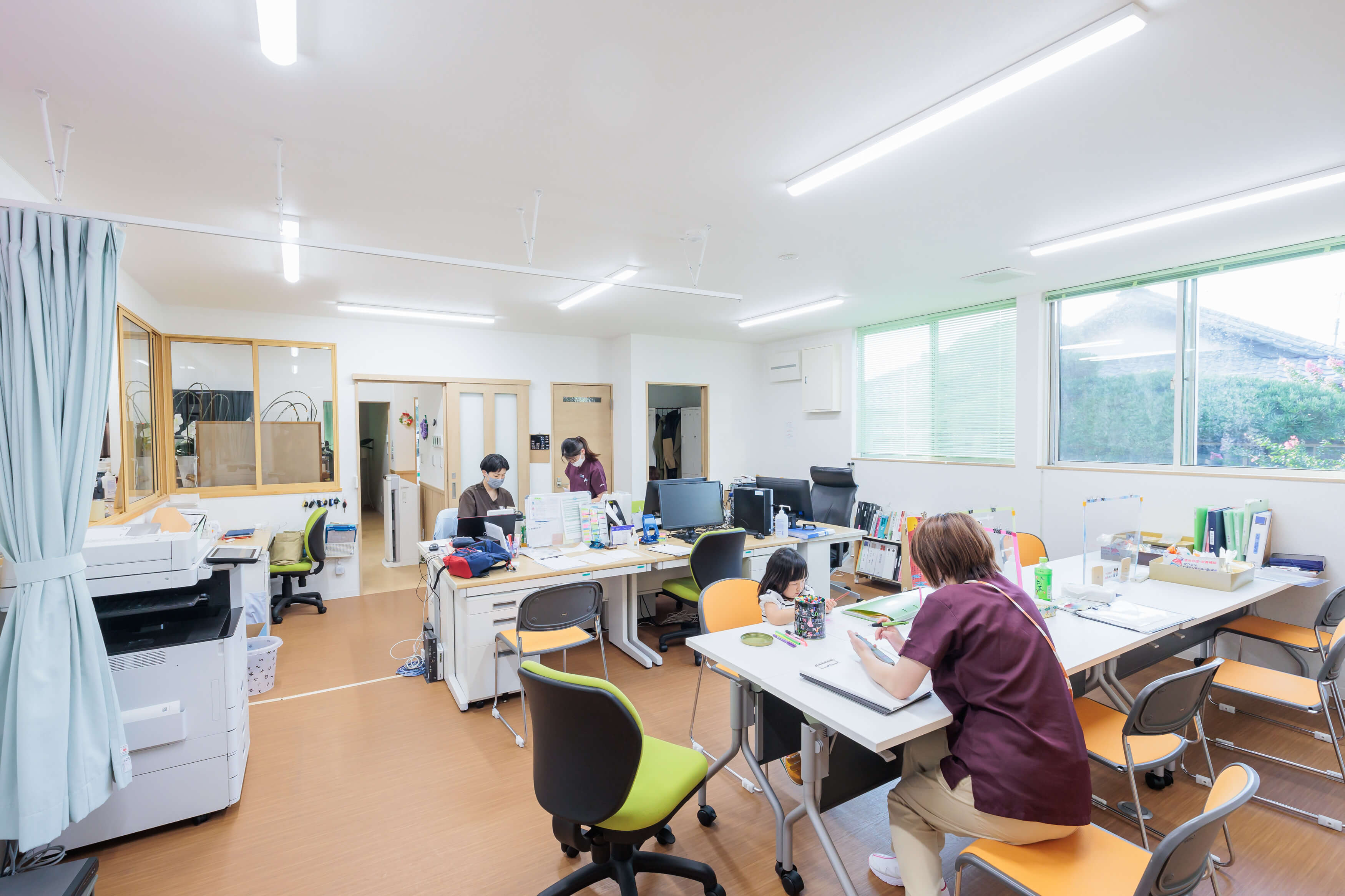 デイサービスの明るい施設内