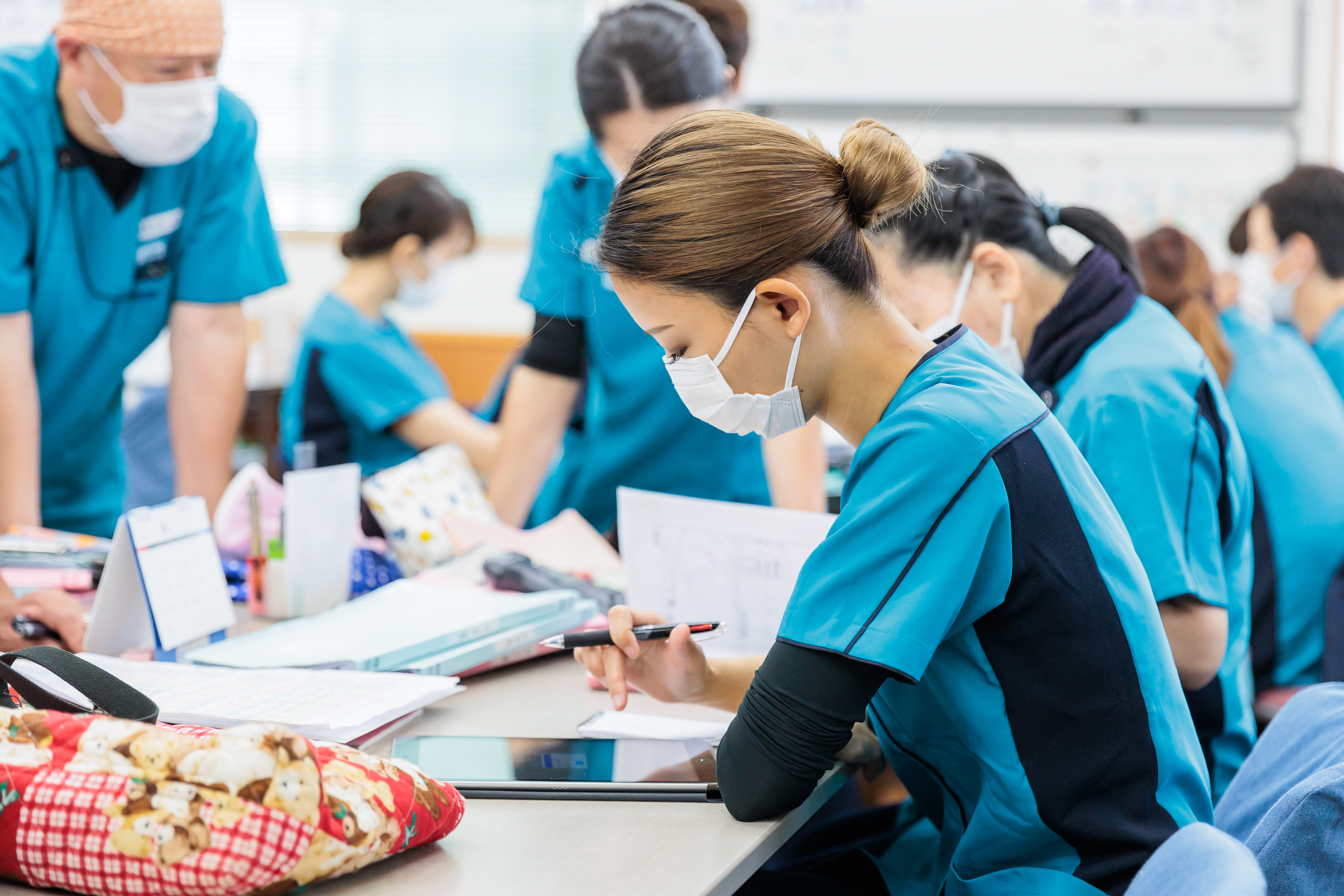 訪問入浴スタッフが事務所で連携する様子