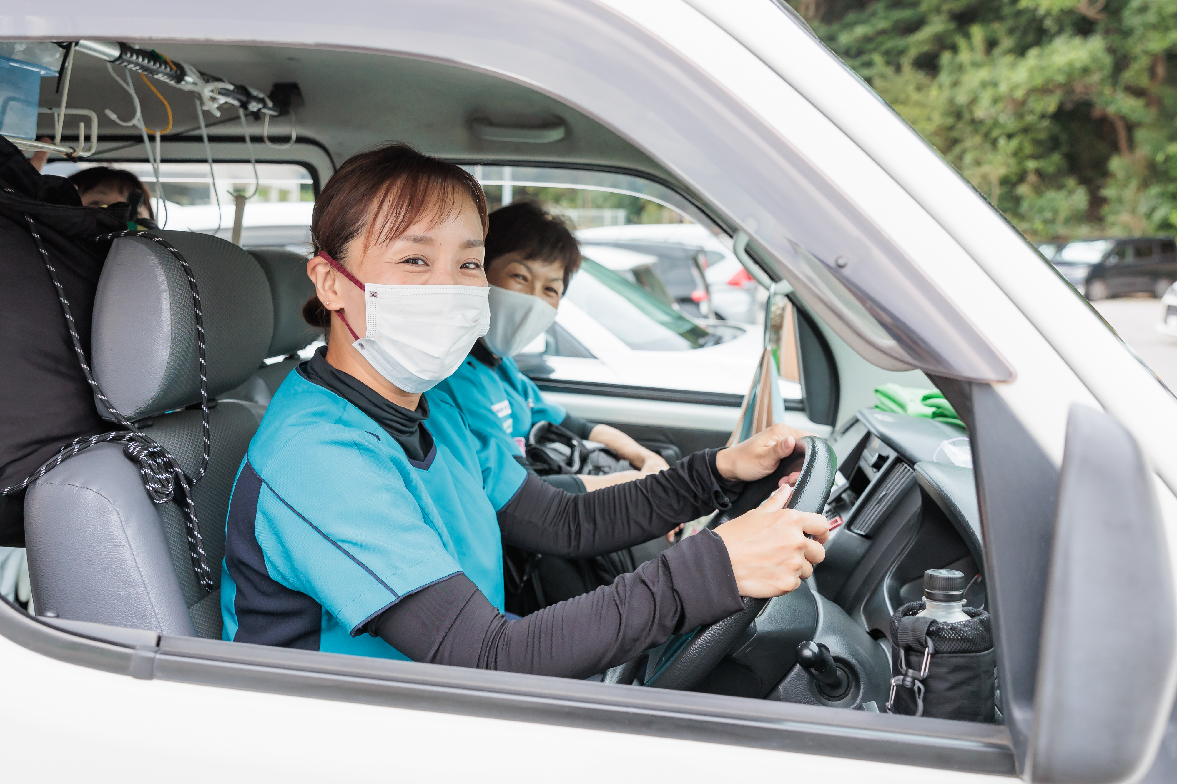 訪問入浴車で出発するスタッフ